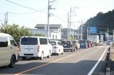 柳田大橋の東側で鬼怒通りに合流する道路（2023年8月21日7時6分）。ライトライン開業前は信号待ちの長い列ができていた（筆者撮影）