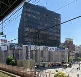JR新橋駅ホームからニュー新橋ビルを眺めると、最上階の2フロアはそれより下のオフィスフロアと内部の構成が異なり、かつては住居フロアだったことがうかがえる（写真：筆者撮影）