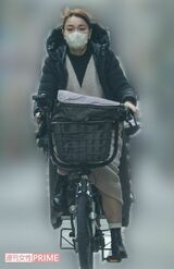 電気自転車に乗って家から出てきた保田圭（2023年2月）（写真：週刊女性PRIME編集部）