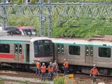 事故車両の点検などを行う関係者＝2025年10月6日（記者撮影）