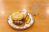  シナモンとバターを挟んだシナモンフォッカチオは、セットで300円。ドリンクバーのアップルジュースと合わせて、アップルパイ風味でいただきました（筆者撮影）