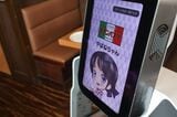 グループブランド「レストラン馬車道」の制服、袴スタイルがレトロかわいい“やばねちゃん”（筆者撮影）