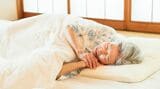 寝ている高齢者