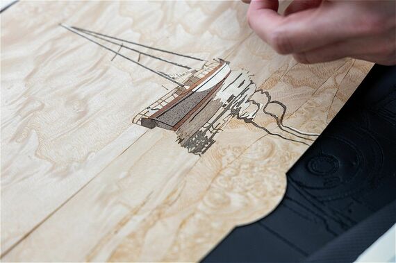 フェリス氏による実際に木片を埋め込みながら仕上げていく様子