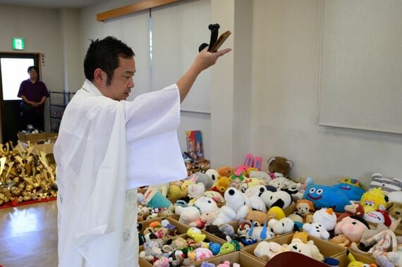 住職が供養する様子