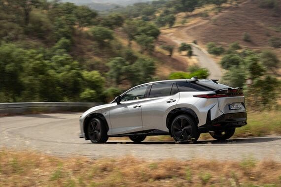街乗りから峠道、高速道路までパワフルな感覚でドライブできた(写真:Lexus International)
