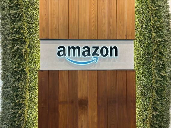 一般の方も見学ができる「Amazon Tours」（写真：筆者撮影）