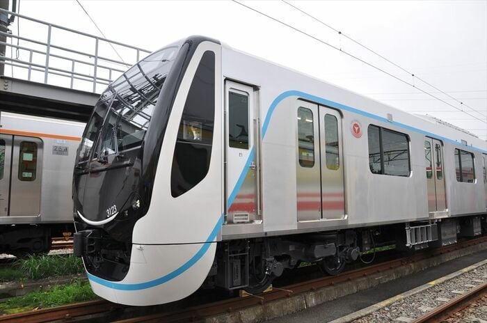 水色のラインが3020系の特徴だ