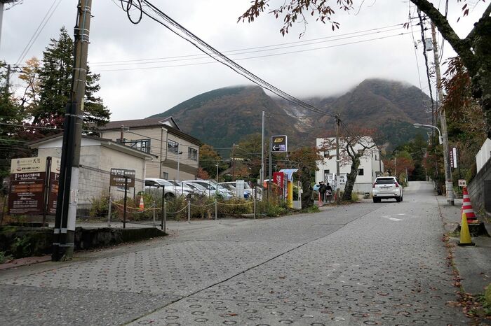 ケーブルカーを使わない場合はこうした坂道を