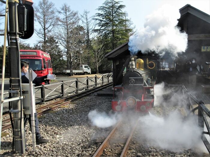 煙とともに走り出す列車