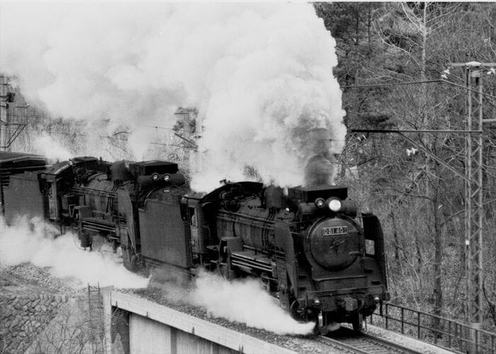 中央本線を行くD51形蒸気機関車の重連