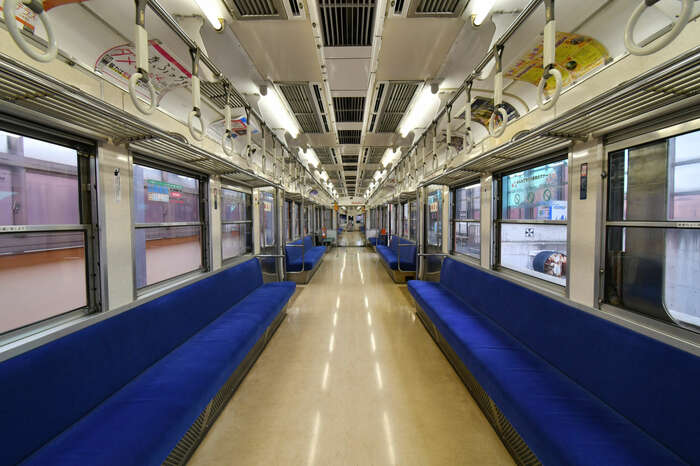 2100系の車内。京王ユーザーには懐かしい雰囲気が漂う