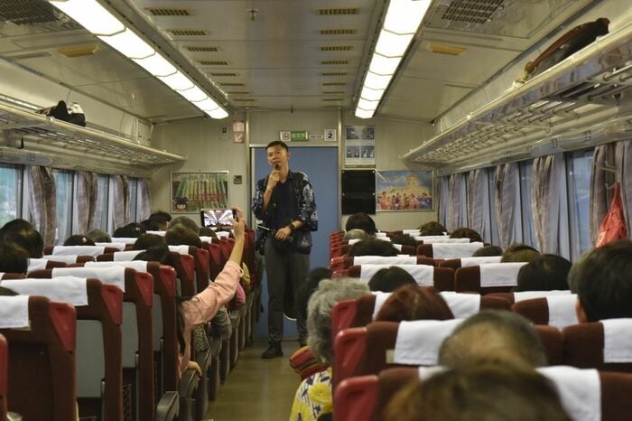キハ183の生い立ちを紹介する旅行会社のスタッフ