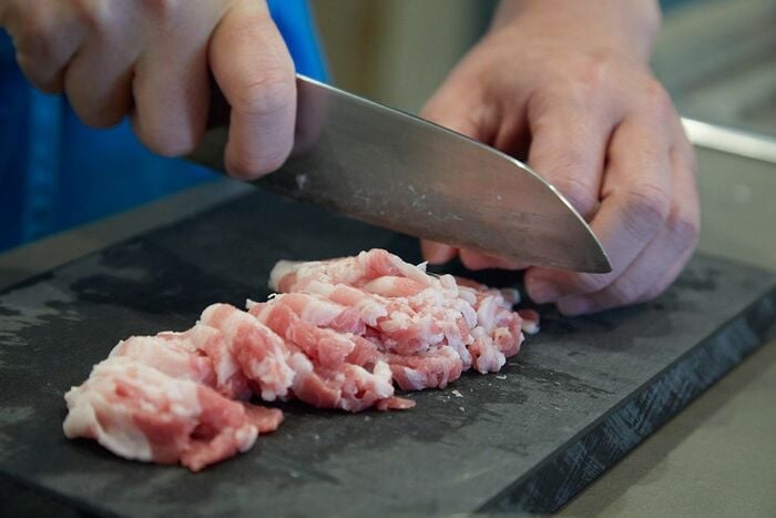 豚バラ肉も千切りに。 