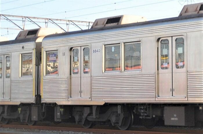 右が6号車の8843。隣の車両と比べると、屋根の