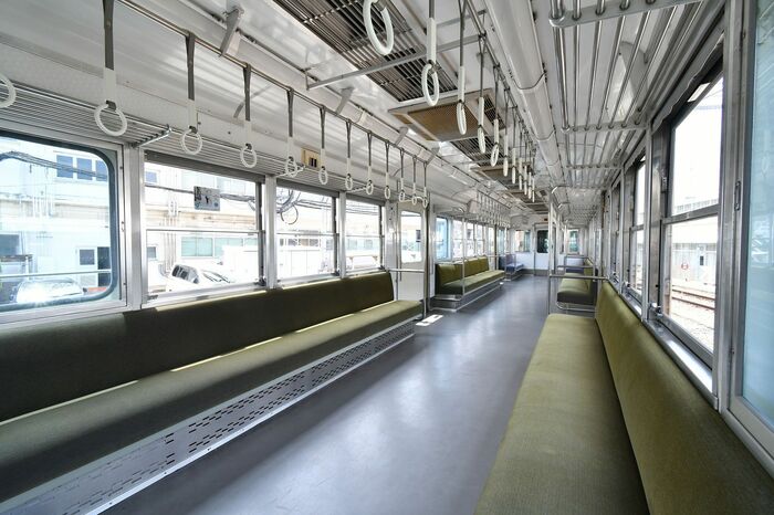 昭和の雰囲気が漂う7861形の車内