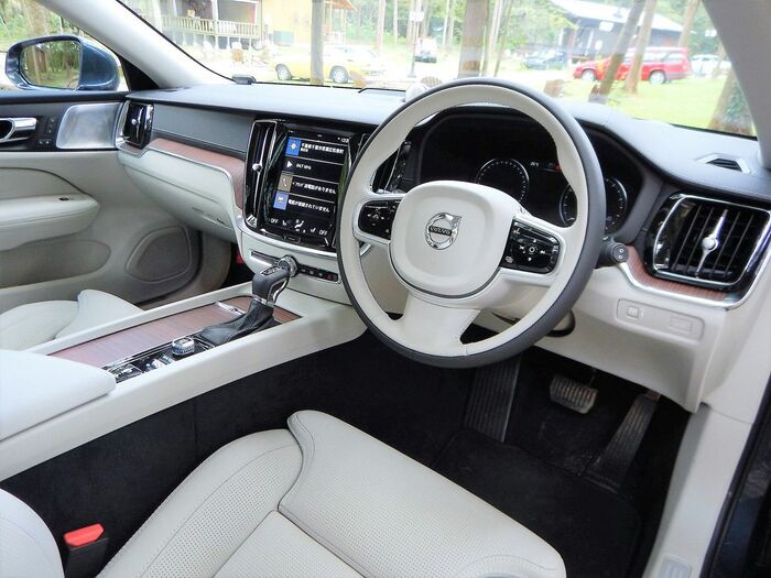 V60では車線中央維持機能の制御が高度化した