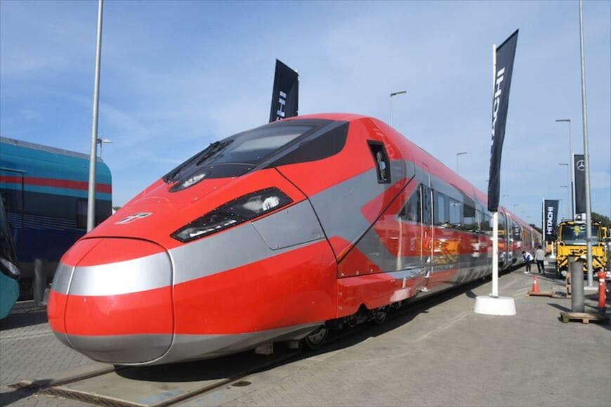 日立が製造するイタリアの高速列車「フレッチャロッサ1000」（記者撮影）