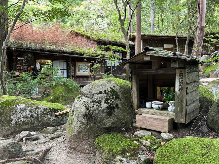 園内には小さな祠があり、神様を祀っている（筆者撮影）