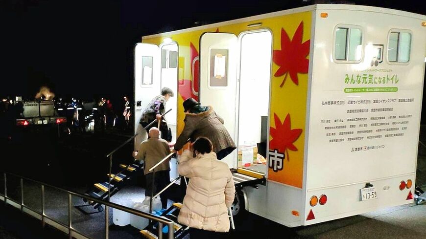 大阪府箕面市のトイレトレーラー。夜間の安全を確保するために明るい（提供：助けあいジャパン）