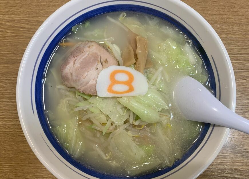 野菜らーめんの塩。白湯スープで味は味噌・塩・醤油・バターから選べる