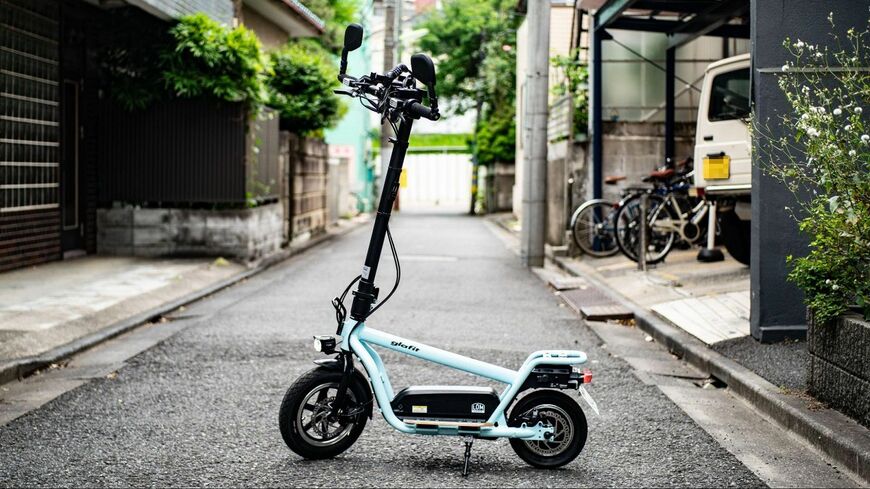 日本のメーカー・グラフィットが、日本の法律・道路事情を見据えて開発した「LOM」（一般販売予定価格は税込14万9600円）。クラウドファンディングで1億5400万円以上の支援を集めた電動キックスクーターだ（筆者撮影）