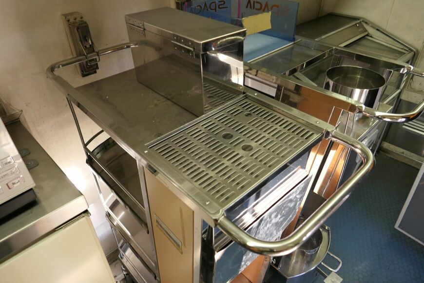 車内販売で使用されていたカート（記者撮影）