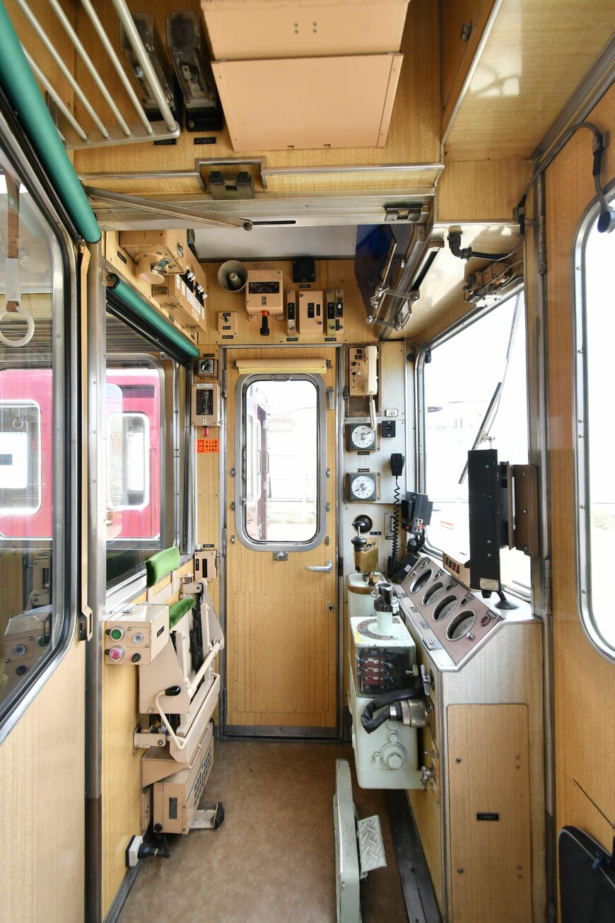 運転台はかなりコンパクトな造りだ（筆者撮影）