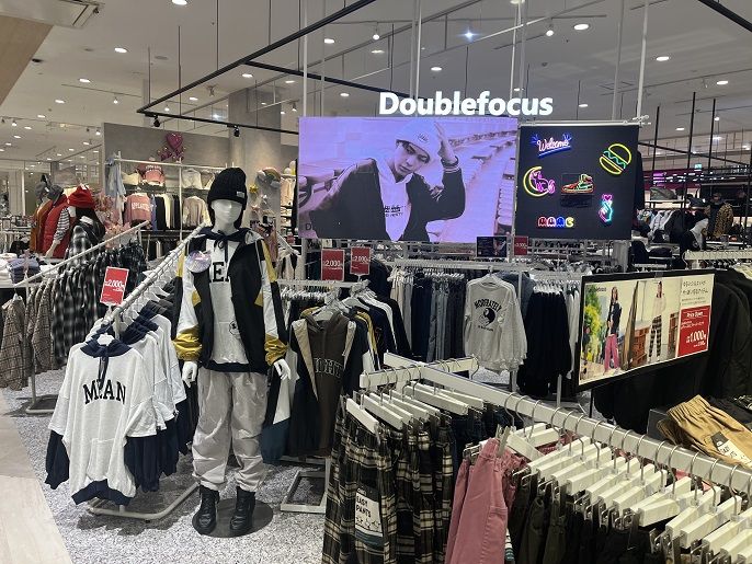 Z世代（中高生中心）をターゲットにした専門店。カジュアルウェアから雑貨までトータルで提案する（記者撮影）