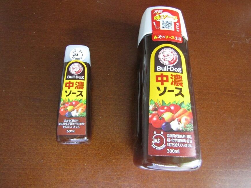 写真左から、ソース60ml、ソース300ml（写真：筆者撮影）