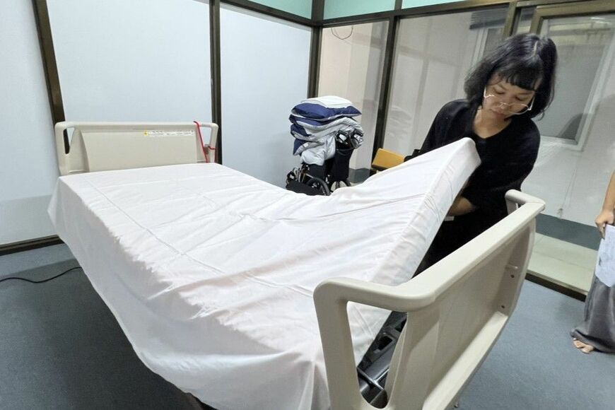 エイジアン・ユニティでは日本の介護用ベッドなどを使い実習を行う