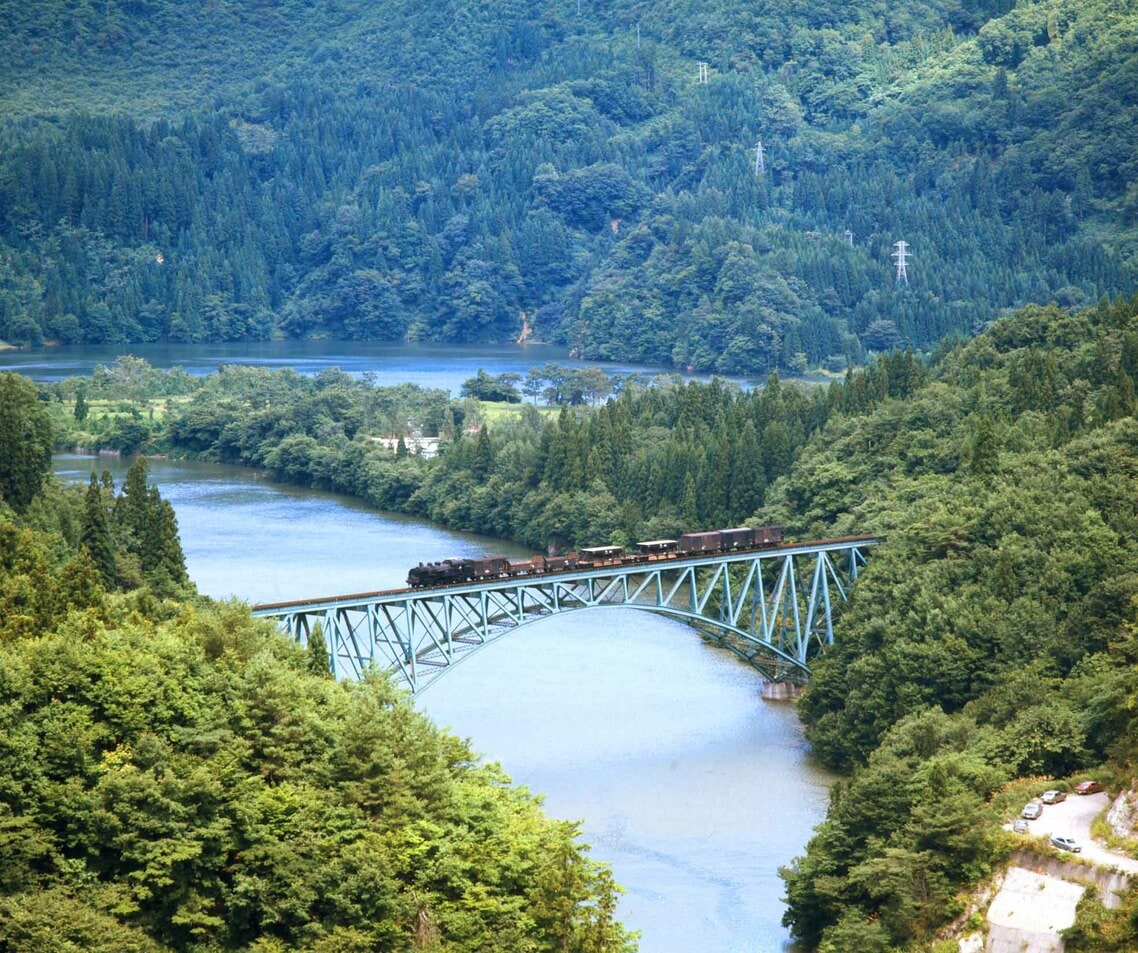 第一只見川橋梁を渡るC11形牽引の貨物列車。