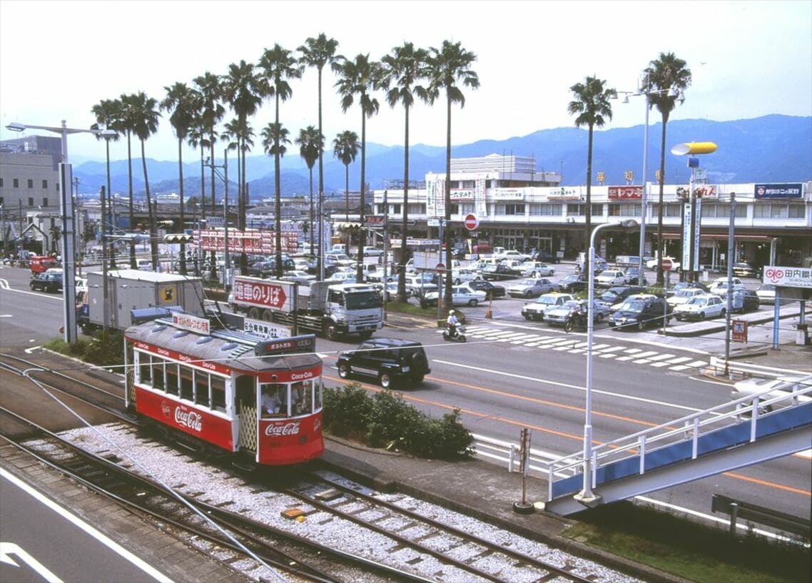 かつての高知駅前を走る元リスボン市電の電車