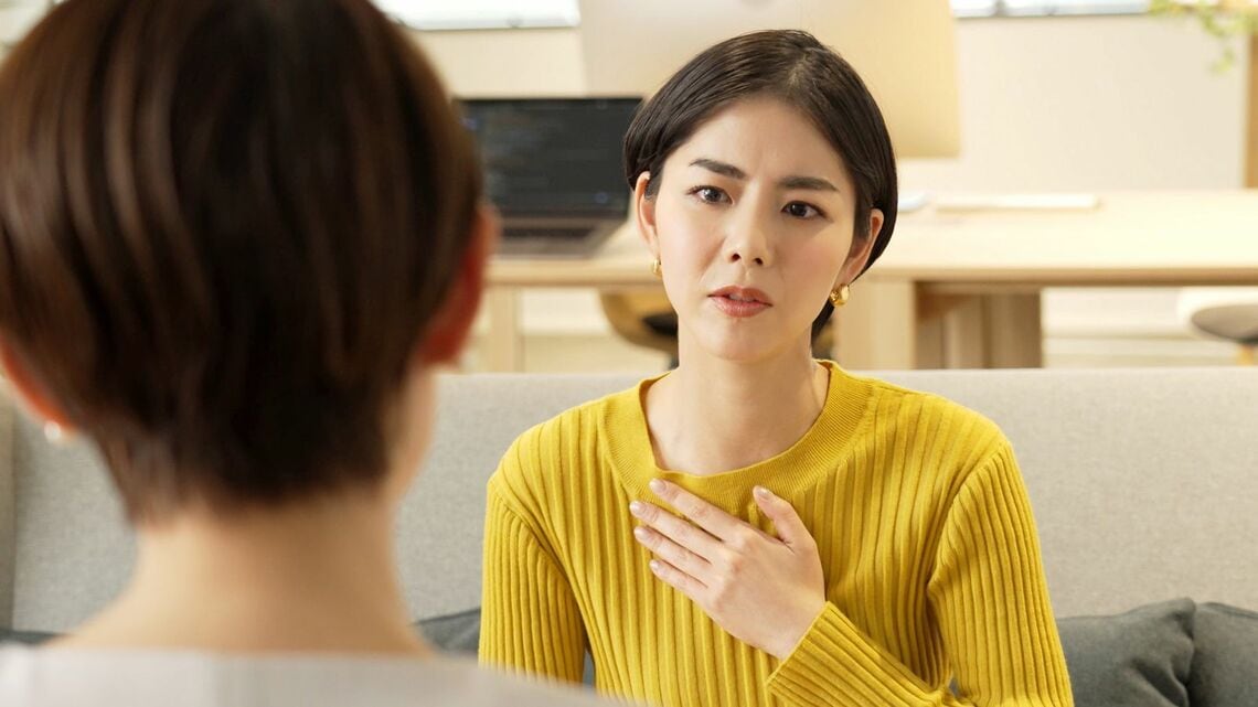 対峙している二人の若い女性