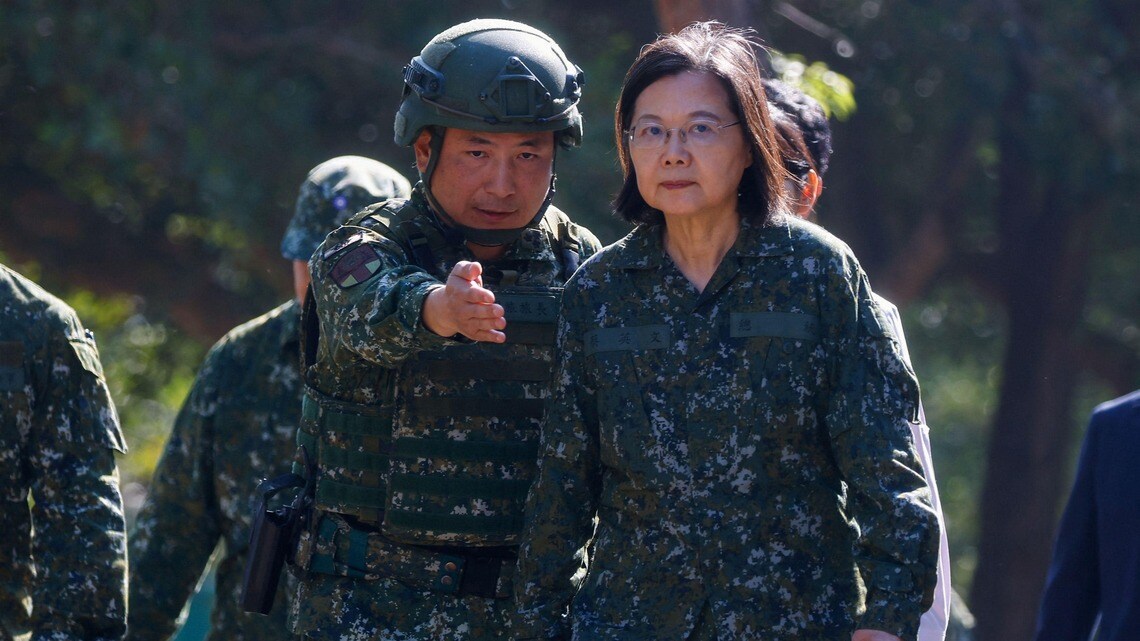2023年11月、台湾国軍の演習場で説明を受ける蔡英文総統（写真・ロイター＝共同）