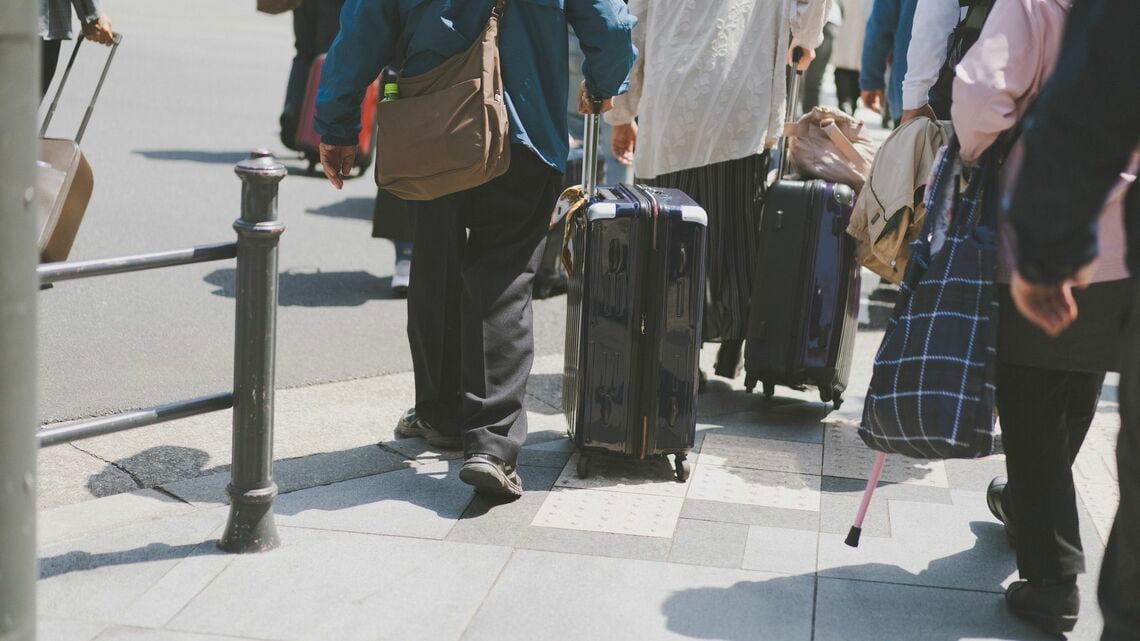 中国人観光客とスーツケース