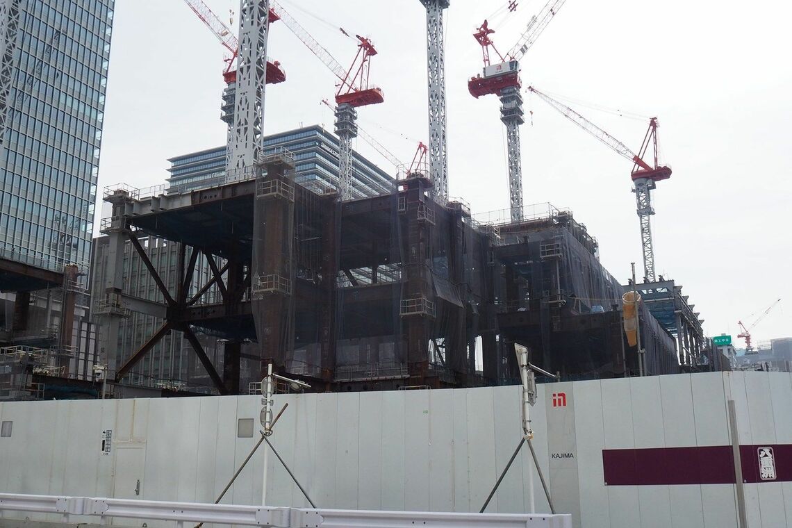 建設が進む再開発ビル。完成すればこの地下にバスターミナルのCエリアが入る（筆者撮影）
