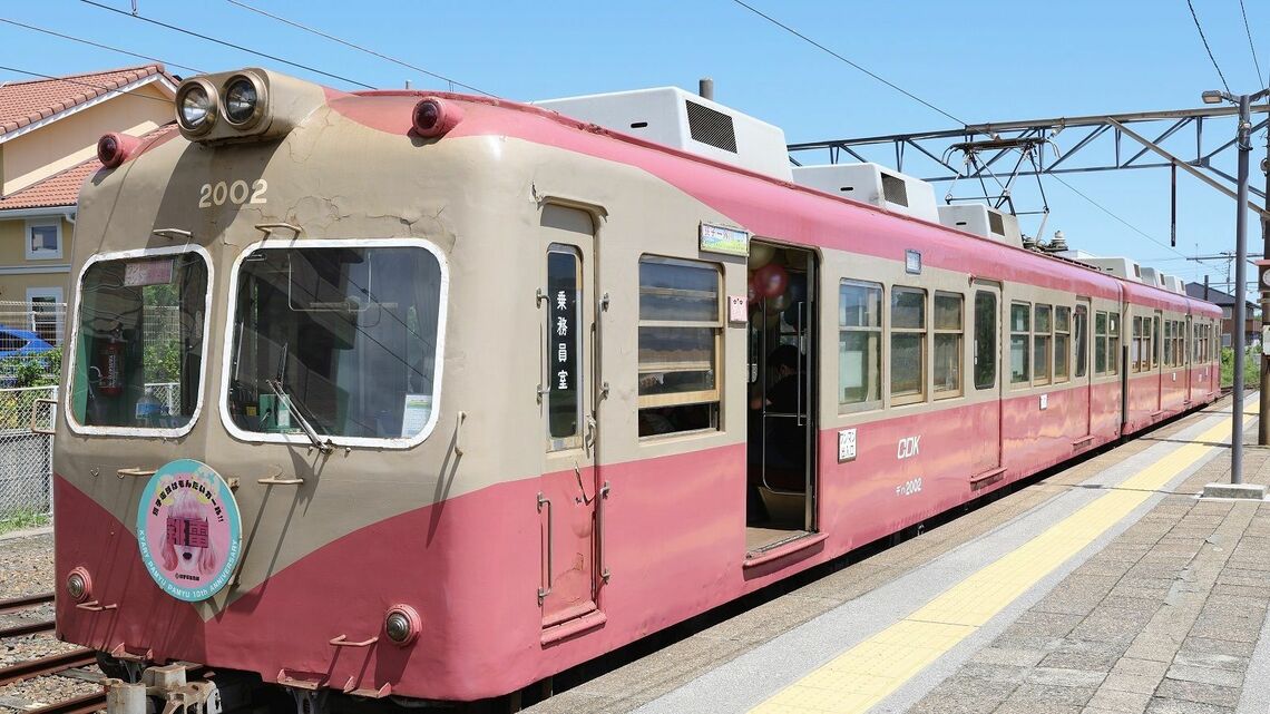 4月29日から運行している銚子電気鉄道の「問題だらけの“もんだいがある”きゃりー電車」（撮影：尾形文繁）