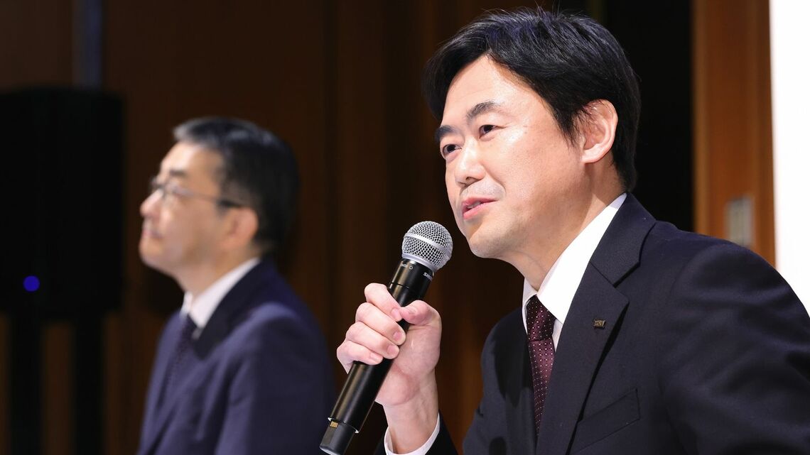 KDDIの髙橋誠社長（左）と松田浩路・次期社長（右）