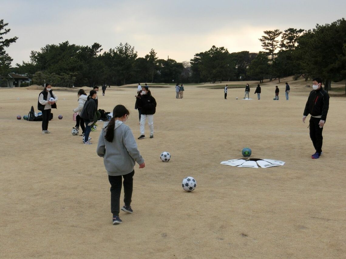 フットゴルフを楽しむ小学生たち（筆者撮影）