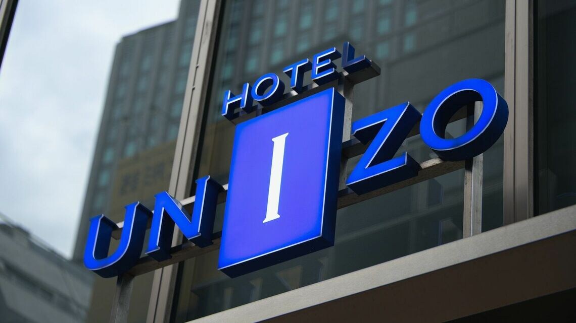 ユニゾホテルの看板