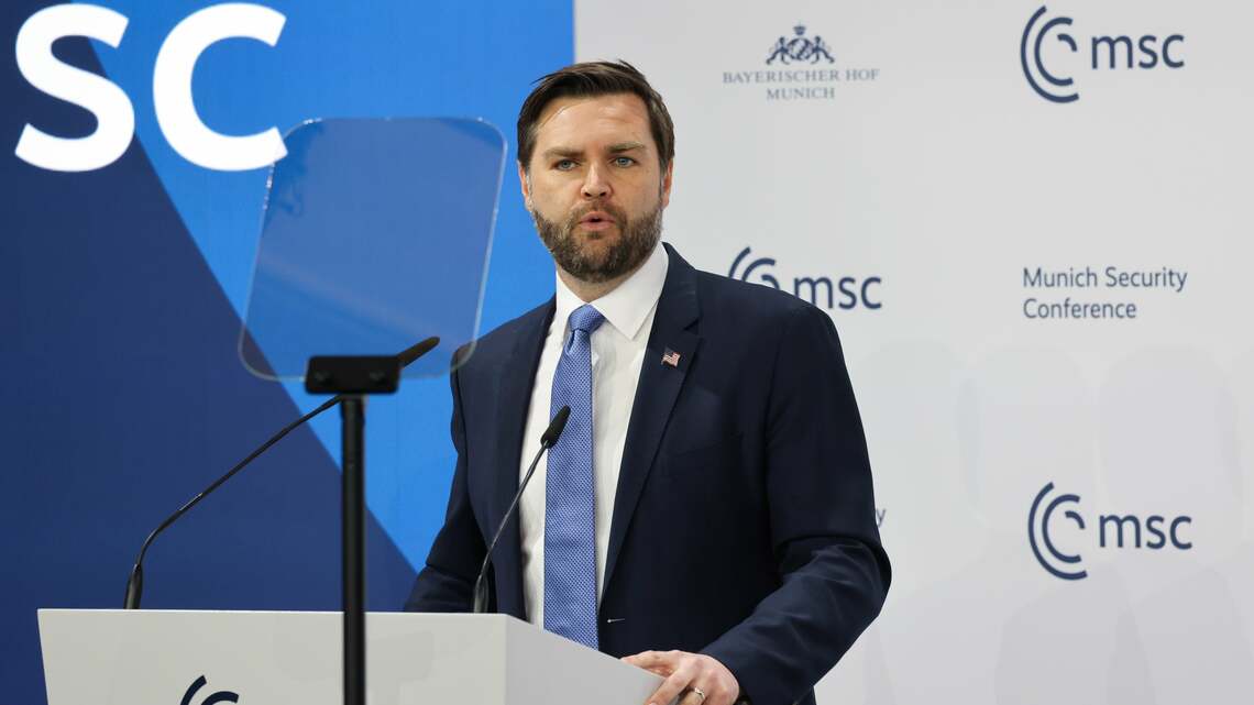 2025年2月14日、ドイツのミュンヘンで開催されたミュンヘン安全保障会議でのJ.D.ヴァンス・アメリカ副大統領。欧州大陸が自国防衛の必要性に目覚める中、欧州の指導者と軍関係者が会議に参加している（写真・2025 Bloomberg Finance LP）