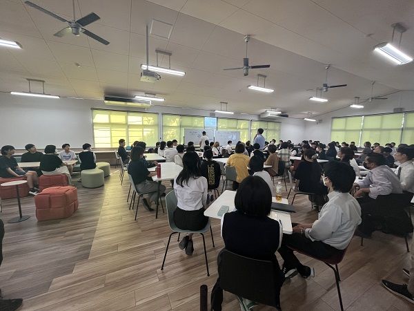 有志の生徒と教職員、保護者が集まって開かれた対話の会。柴山さんも一参加者として輪に入っていた（写真：筆者撮影）