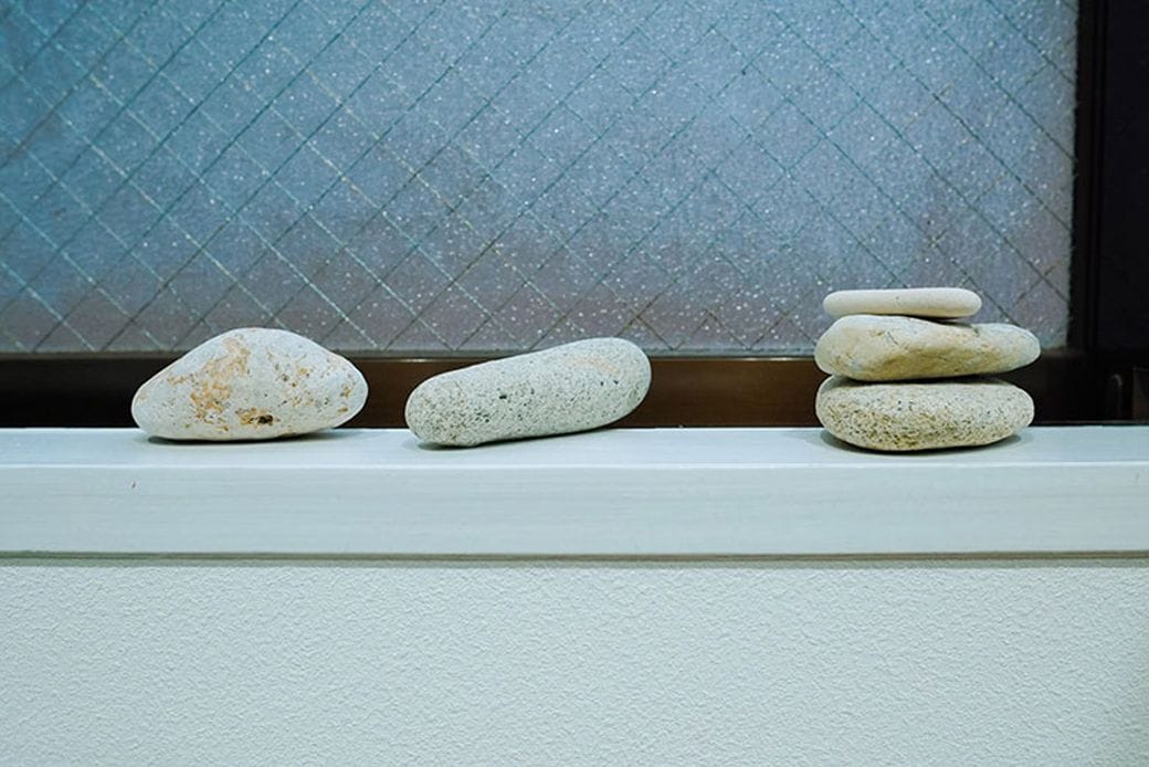 兵庫県の塩屋で見つけたお気に入りの石（写真撮影／福永尚史）