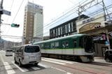 自動車と並走するびわ湖浜大津行き（記者撮影）