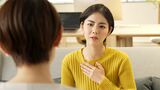 対峙している二人の若い女性
