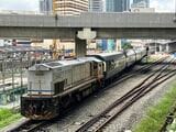 マレー半島を走る豪華列車「イースタン＆オリエンタル・エクスプレス（E&O）」。マレーシア国鉄のディーゼル機関車が牽引する（筆者撮影）