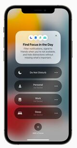 集中モードは、通知を受け取るアプリや相手を指定でき、iPhoneに振り回されない生活リズムを作り出す（画像：アップル）