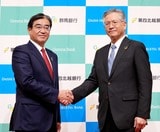 握手する深井頭取と殖栗社長