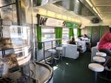 インターシティのバー車両はカジュアルに寛げる雰囲気（筆者撮影）